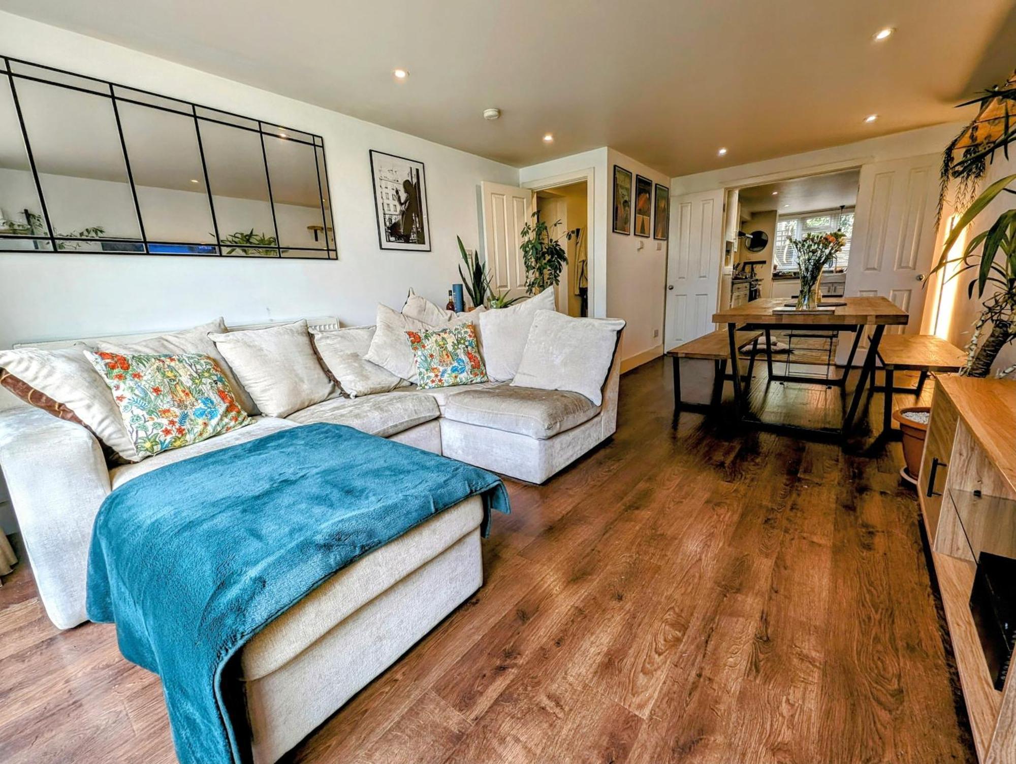 Modern Well Presented Apartment With Garden 런던 외부 사진