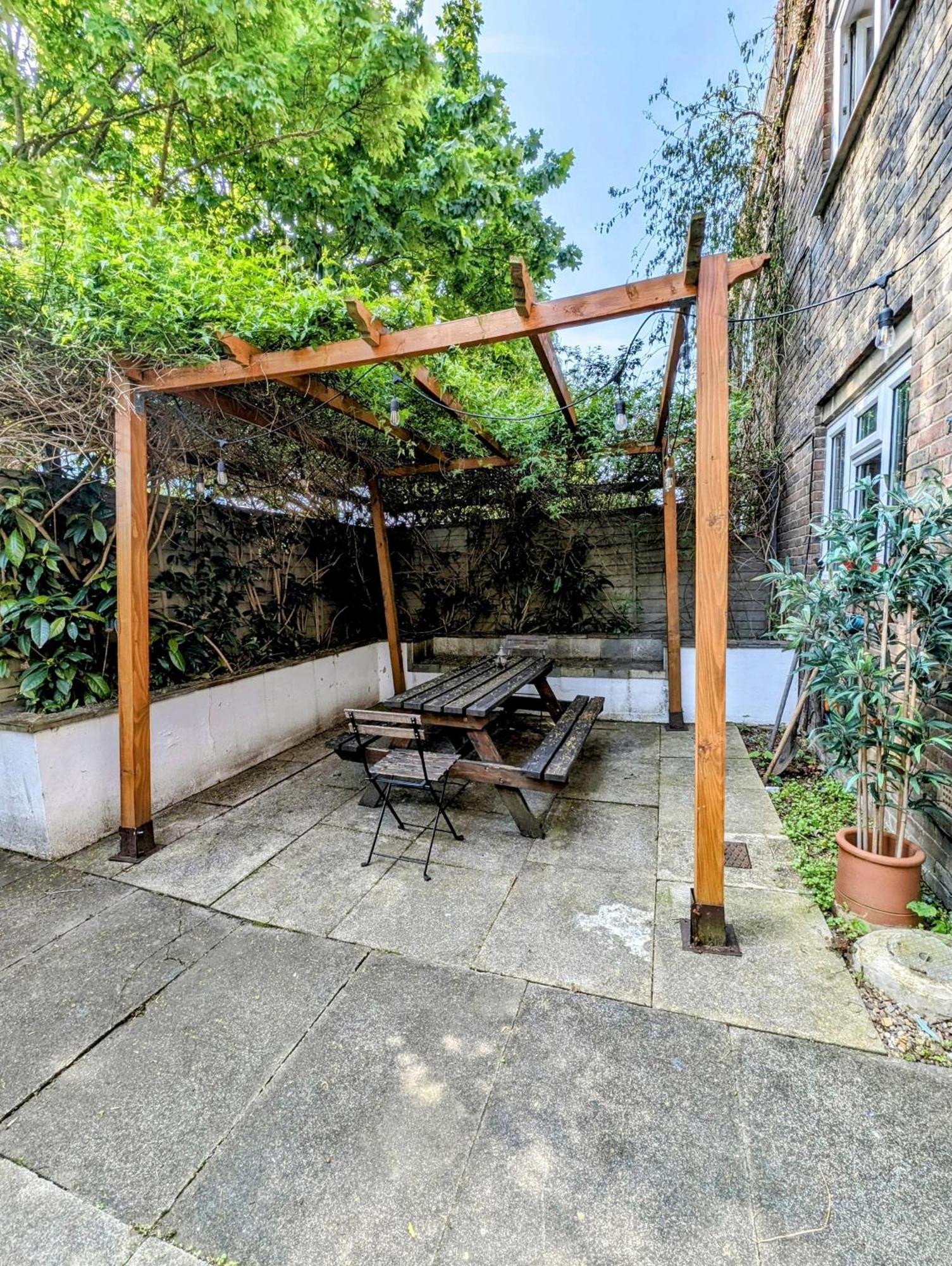 Modern Well Presented Apartment With Garden 런던 외부 사진