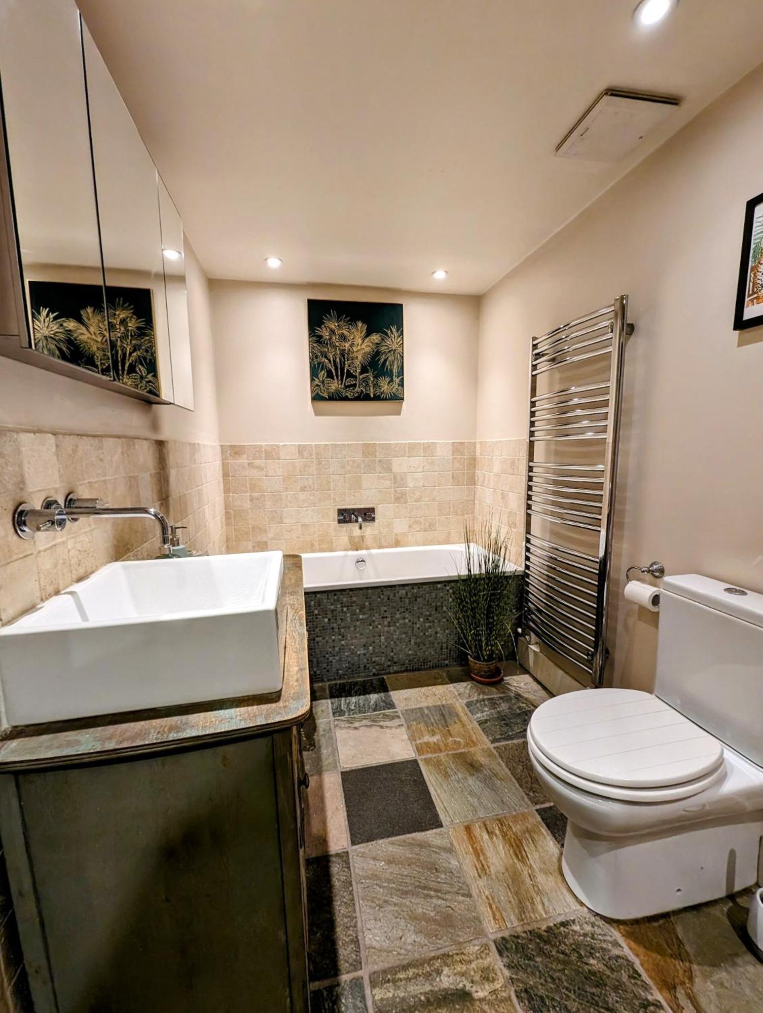 Modern Well Presented Apartment With Garden 런던 외부 사진