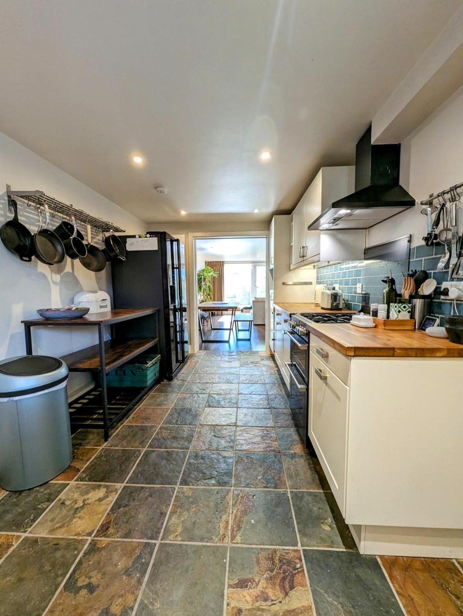 Modern Well Presented Apartment With Garden 런던 외부 사진